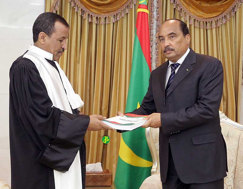 Le président Aziz recevant un rapport de la cour des comptes